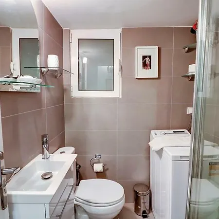 Victoria Jewels Apartment Athens